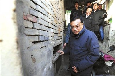 昨天，李克強(qiáng)看望包頭北梁棚戶區(qū)居民。新華社發(fā)